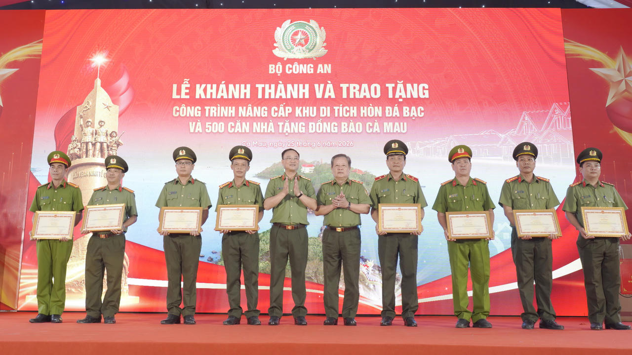 Thượng tướng Phạm Thế Tùng và Trung tướng Phạm Đăng Khoa – Cục trưởng Cục Quản lý xuất nhập cảnh trao Bằng khen và quà cho các tập thể, cá nhân có thành tích xuất sắc trong triển khai công trình và chương trình an sinh xã hội.