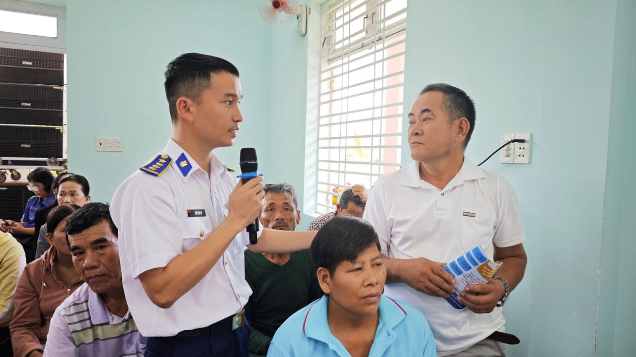 Đối với Bộ Tư lệnh Vùng Cảnh sát biển 2, công tác tuyên truyền, phổ biến, giáo dục pháp luật cho ngư dân luôn được xác định là nhiệm vụ chính trị trọng tâm