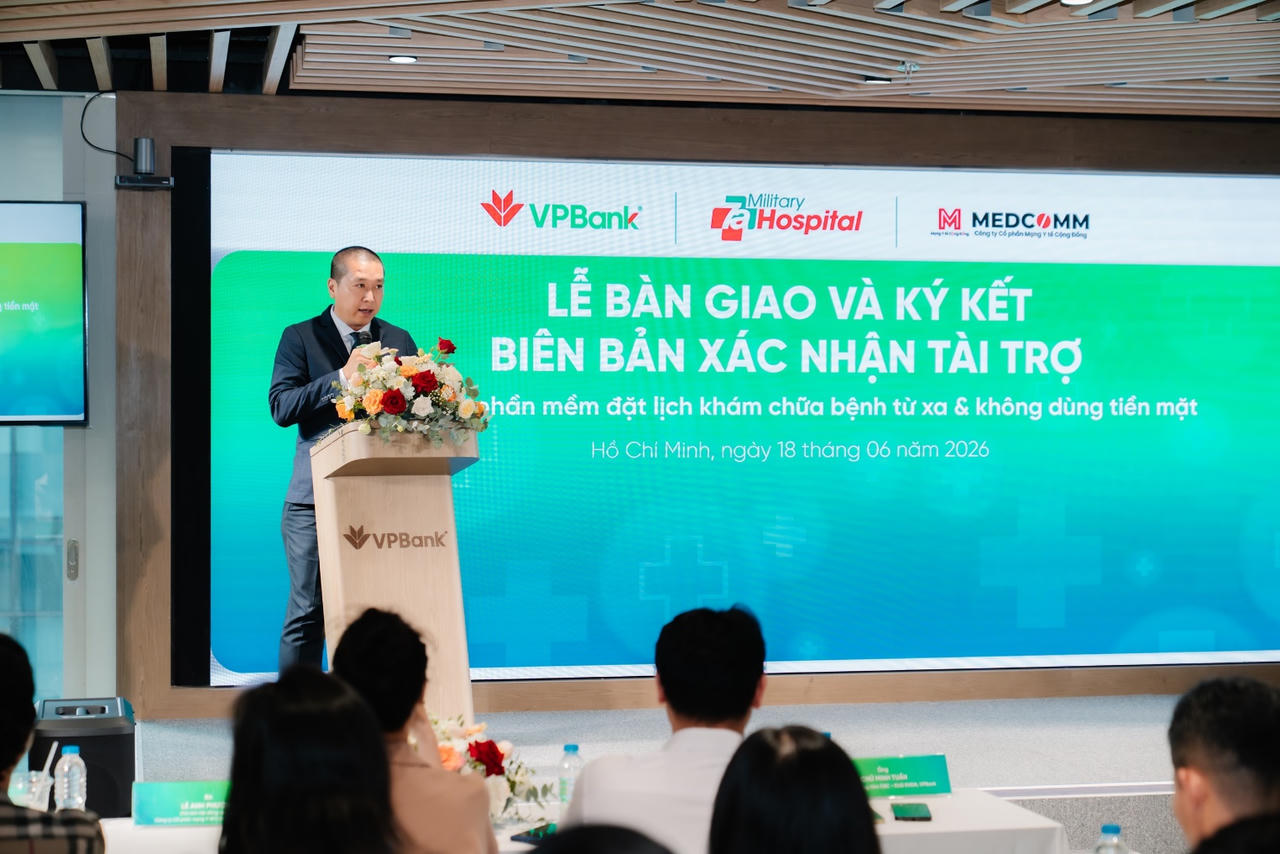 Ông Chử Minh Tuấn (Giám đốc Trung tâm Kinh doanh số và Phát triển đối tác, VPBank SME) phát biểu tại sự kiện bàn giao và ký kết.