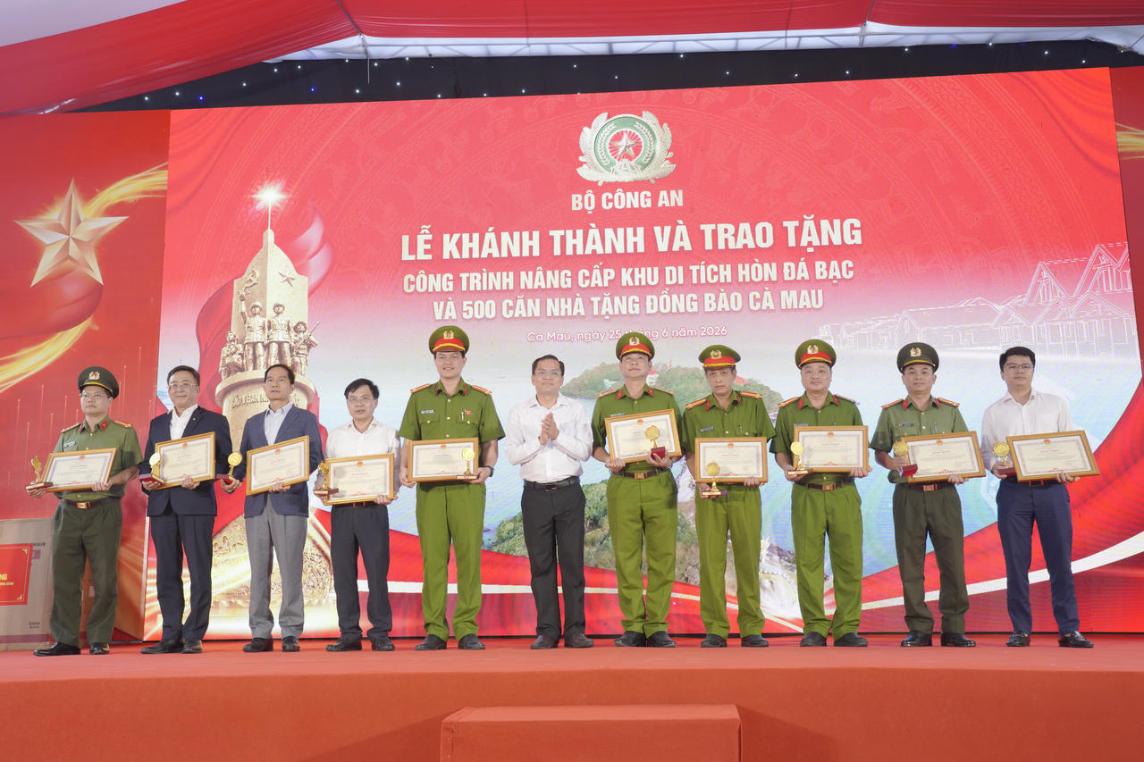 Ông Ngô Vũ Thăng – Phó Chủ tịch UBND tỉnh Cà Mau trao Bằng khen của Chủ tịch UBND tỉnh cho 10 tập thể có thành tích xuất sắc trong thực hiện công trình nâng cấp Khu di tích Hòn Đá Bạc và chương trình xây dựng 500 căn nhà nghĩa tình.