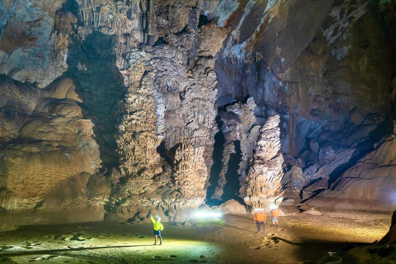 Không gian bên trong hang Thắng gây ấn tượng với nhiều khoang hang rộng hàng trăm mét cùng hệ thống thạch nhũ được bảo tồn gần như nguyên vẹn. Ảnh: Jungle Boss.