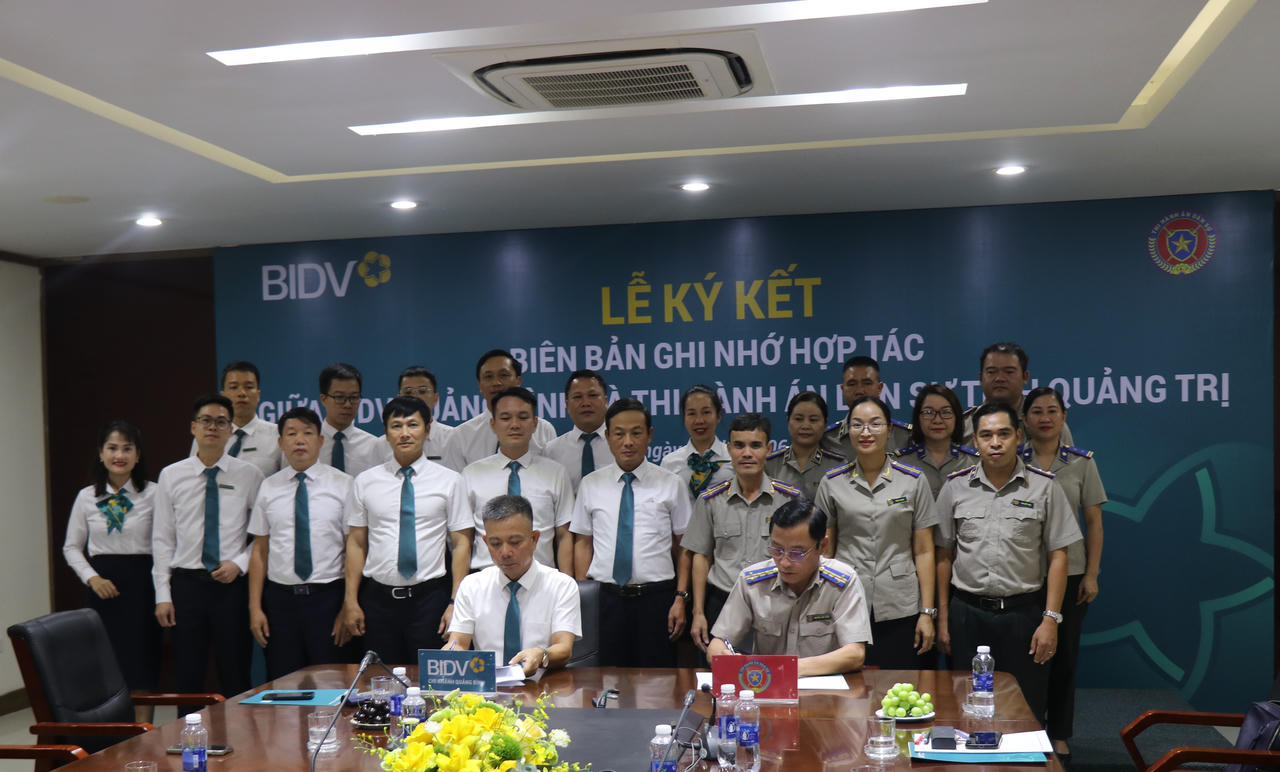 Lãnh đạo Thi hành án dân sự tỉnh Quảng Trị và BIDV - Chi nhánh Quảng Bình thực hiện nghi thức ký kết Biên bản ghi nhớ hợp tác.