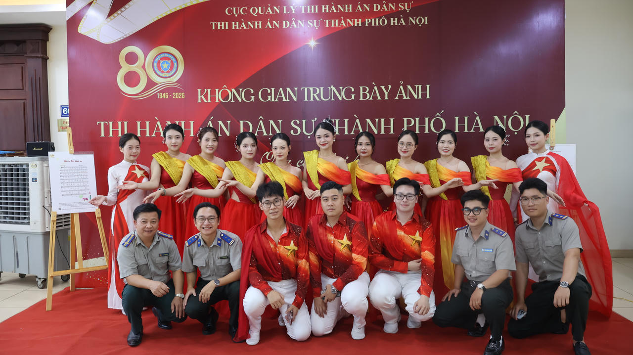 Các công chức trẻ tham gia biểu diễn văn nghệ.