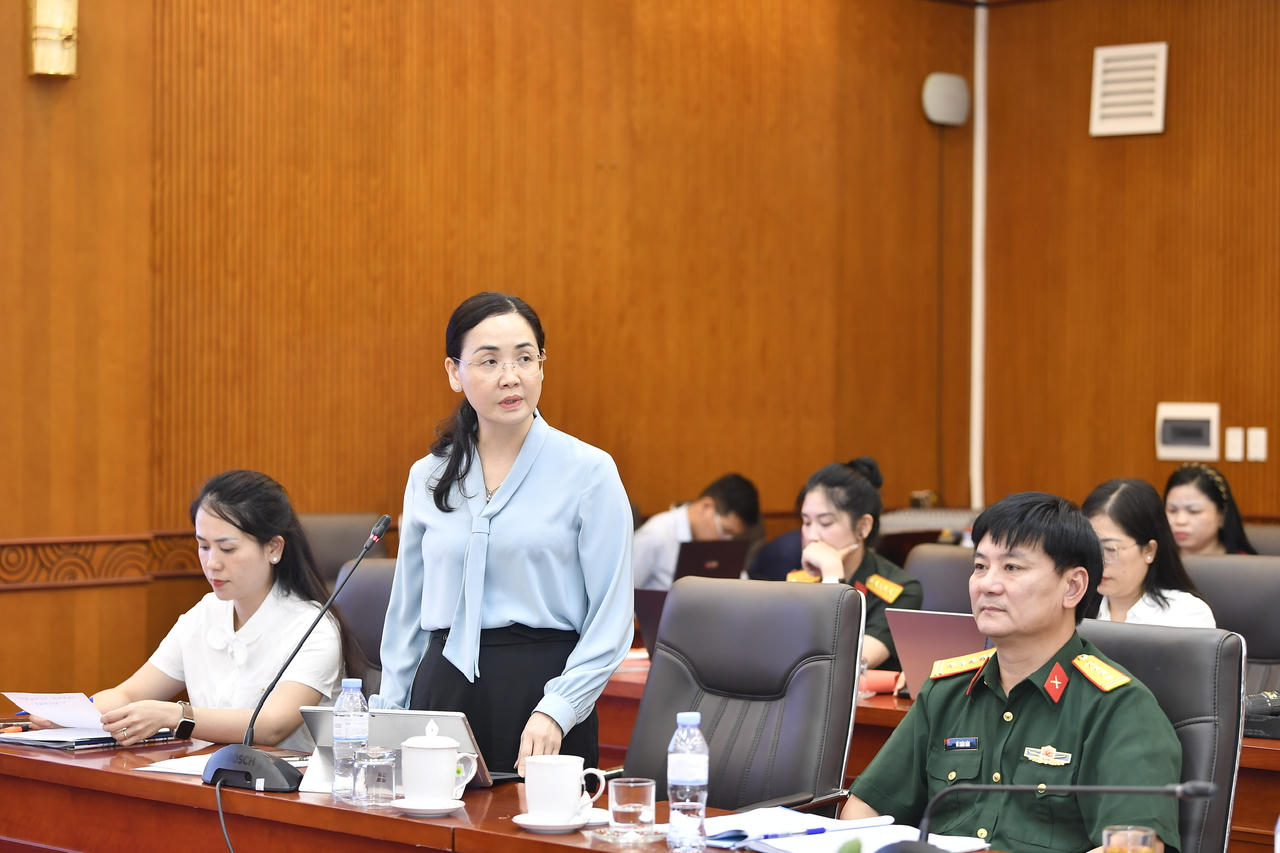 Bà Lý Thị Huệ, Giám đốc Sở Nội vụ tỉnh Cao Bằng trình bày tham luận. (Ảnh: PV)