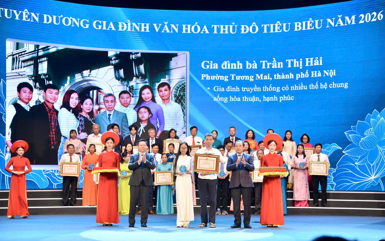Lãnh đạo TP Hà Nội trao Bằng khen tặng Gia đình văn hóa tiêu biểu Thủ đô năm 2026.