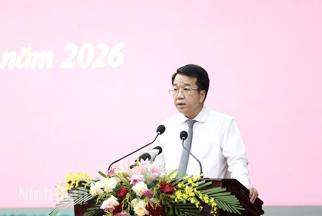 Ông Nguyễn Thanh Bình, Phó Bí thư Tỉnh uỷ, Chủ tịch UBND tỉnh Ninh Bình trao đổi, làm rõ thêm một số nội dung đại biểu quan tâm.Ảnh: Báo Ninh Bình