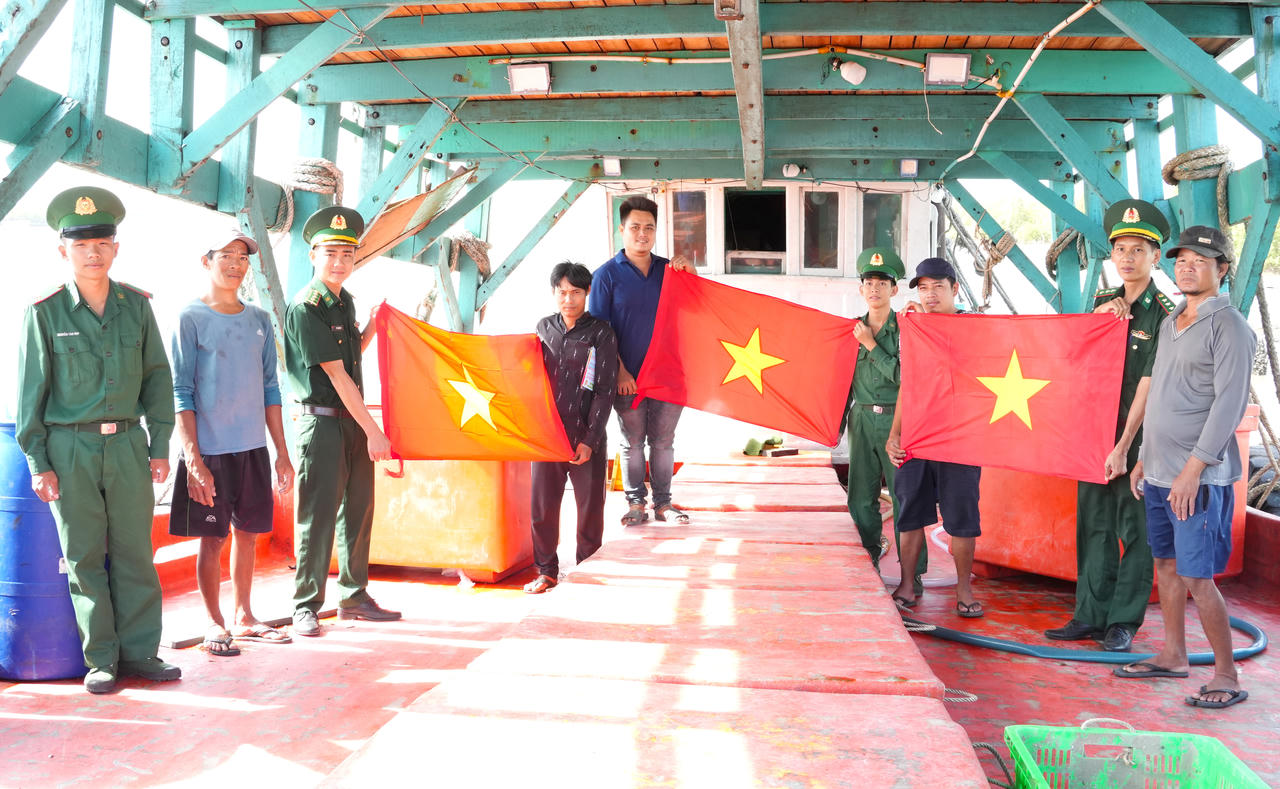Cán bộ Đồn BP Rạch Gốc tuyên truyền pháp luật, trao tặng cờ Tổ quốc cho ngư dân, tiếp thêm động lực để bà con vươn khơi bám biển, tham gia bảo vệ chủ quyền biển, đảo.