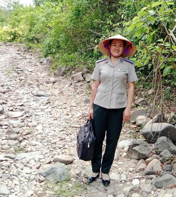 Chị Nga trong một lần đi tham gia thi hành án dân sự.