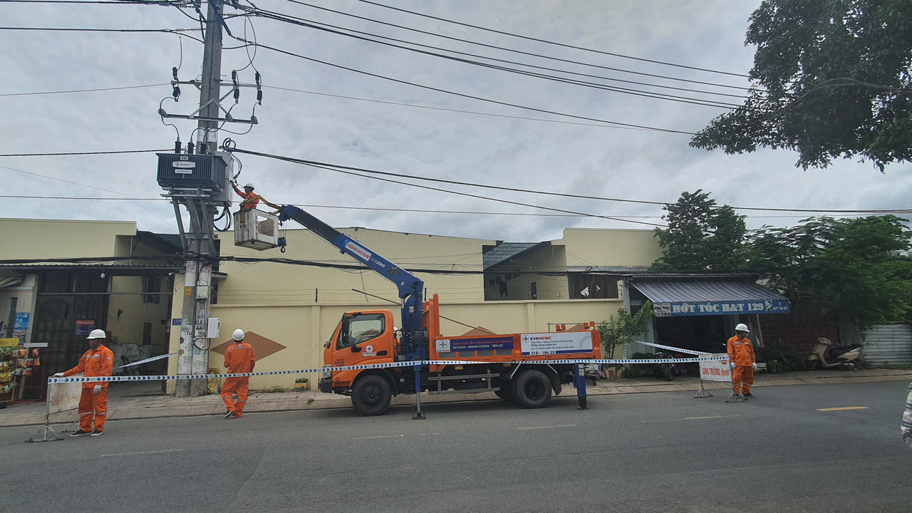 Điện lực TP.HCM siết an toàn lưới điện trước mùa mưa bão