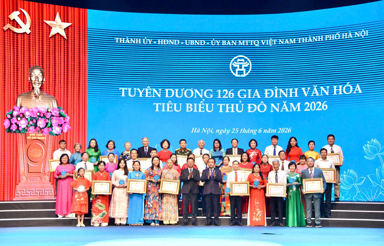 Lãnh đạo TP Hà Nội chụp ảnh cùng các gia đình được tuyên dương.