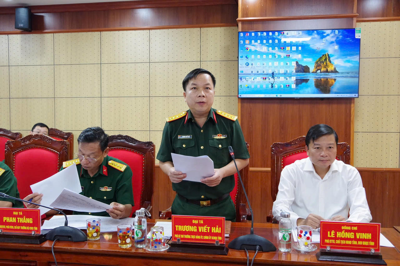 Đại tá Trương Viết Hải, Tỉnh ủy viên, Phó Bí thư Thường trực Đảng ủy Quân sự, Chính ủy Bộ CHQS tỉnh phát biểu thảo luận tại hội nghị.