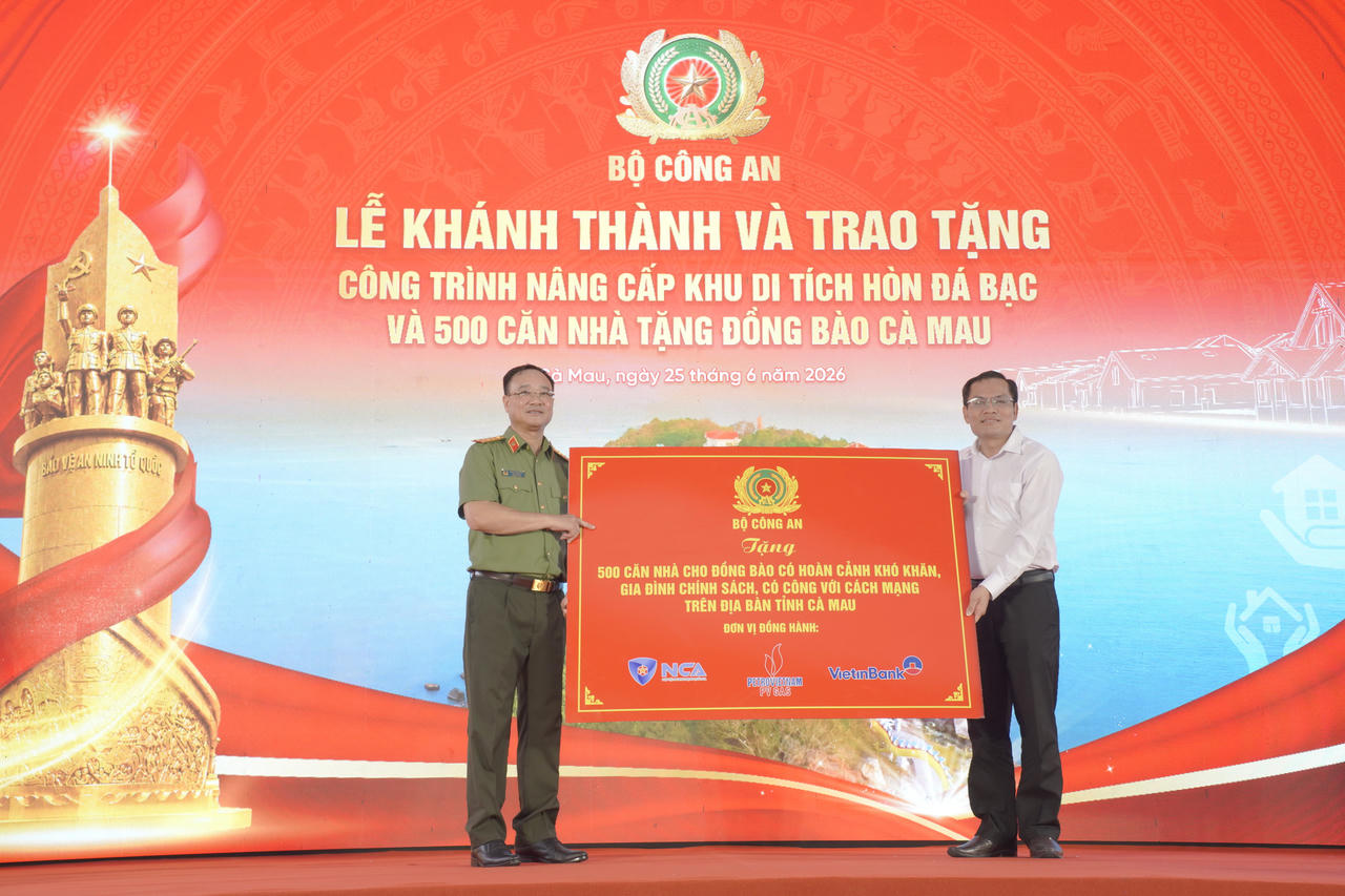 Thứ trưởng Bộ Công an Phạm Thế Tùng trao bảng tượng trưng bàn giao nhà tình nghĩa cho đại diện lãnh đạo tỉnh Cà Mau, đánh dấu việc hoàn thành và đưa vào sử dụng các căn nhà trong chương trình an sinh xã hội.