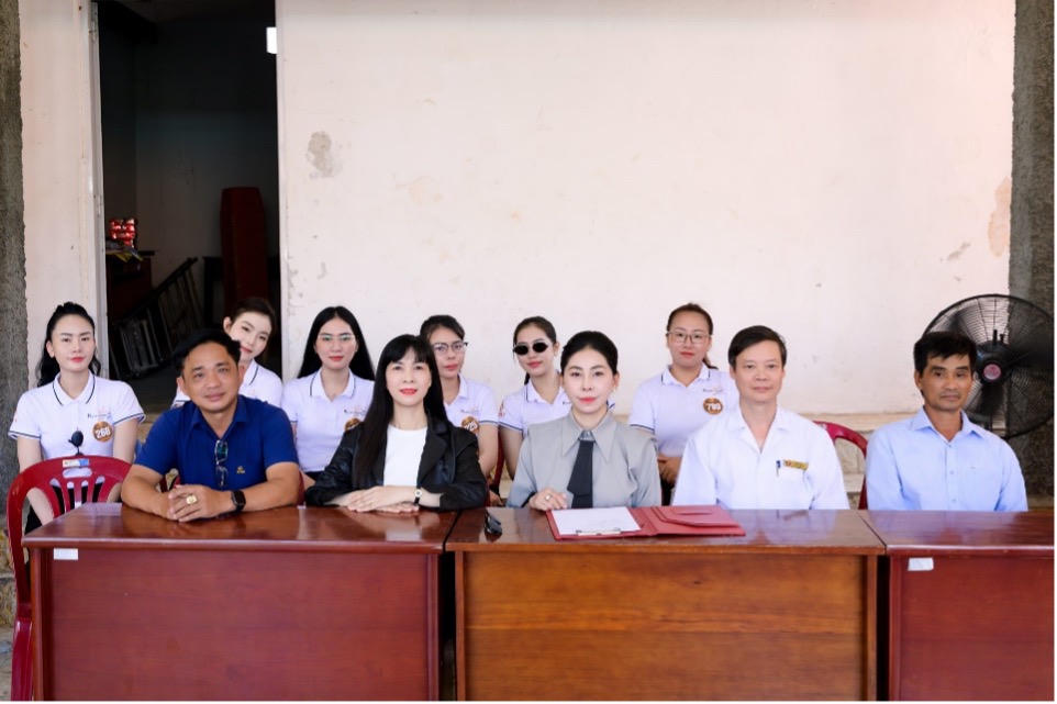 Đại diện BTC Hoa hậu Thương hiệu Viẹt Nam 2026 và Lãnh đạo Bệnh viện Phong – Da liễu Trung ương Quy Hòa.