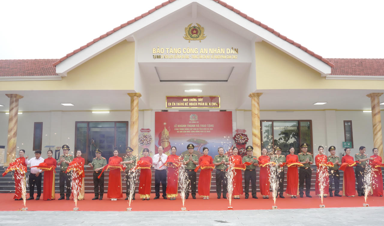 Thượng tướng Phạm Thế Tùng, ông Nguyễn Hồ Hải và Thiếu tướng Hồ Việt Triều cùng lãnh đạo các đơn vị thuộc Bộ Công an và đơn vị thi công thực hiện nghi thức cắt băng khánh thành công trình nâng cấp, sửa chữa Khu di tích lịch sử quốc gia Hòn Đá Bạc.