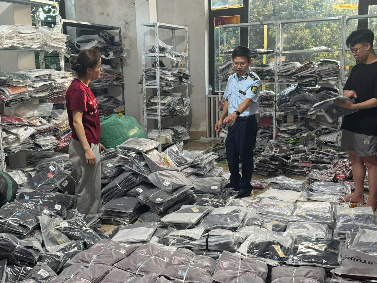 QLTT TP Hà Nội phát hiện một cửa hàng kinh doanh thời trang giả nhãn hiệu nổi tiếng, trị giá hơn 264 triệu đồng