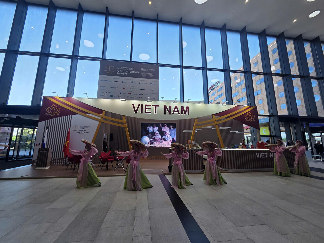 Chuẩn bị Khai mạc Gian trưng bày Việt Nam tại Diễn đàn pháp lý quốc tế Saint Petersburg lần thứ XIV