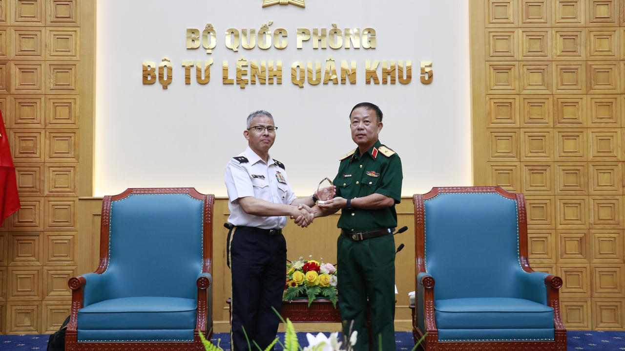 Đoàn sĩ quan Nhật Bản thăm, chào xã giao Bộ Tư lệnh Quân khu 5