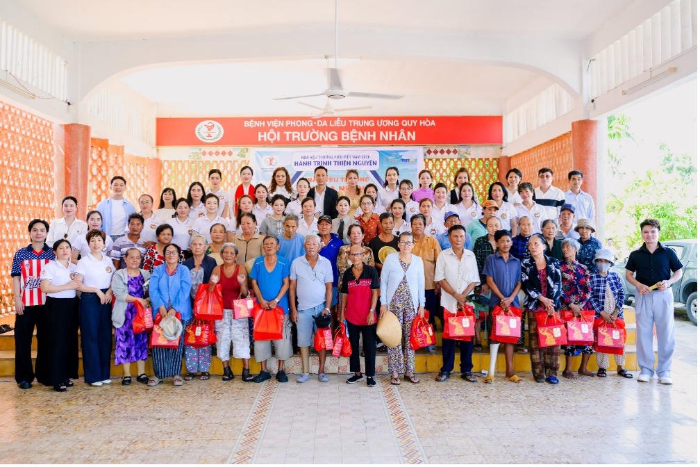 BTC cùng Top 20 thí sinh Hoa hậu Thương hiệu Việt Nam 2026 trực tiếp trao quà và gửi lời động viên đến các bệnh nhân có hoàn cảnh khó khăn.