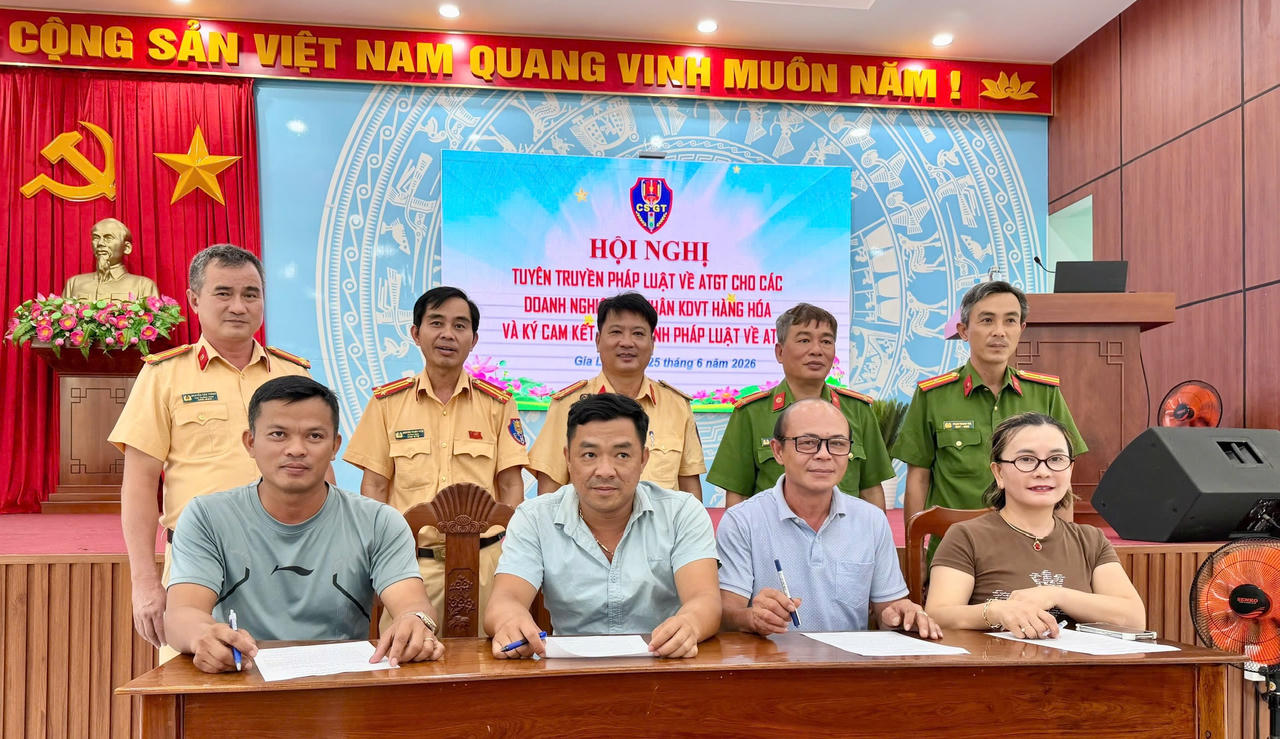 Các doanh nghiệp, cá nhân kinh doanh vận tải hàng hóa ký cam kết chấp hành quy định giao thông.&nbsp;