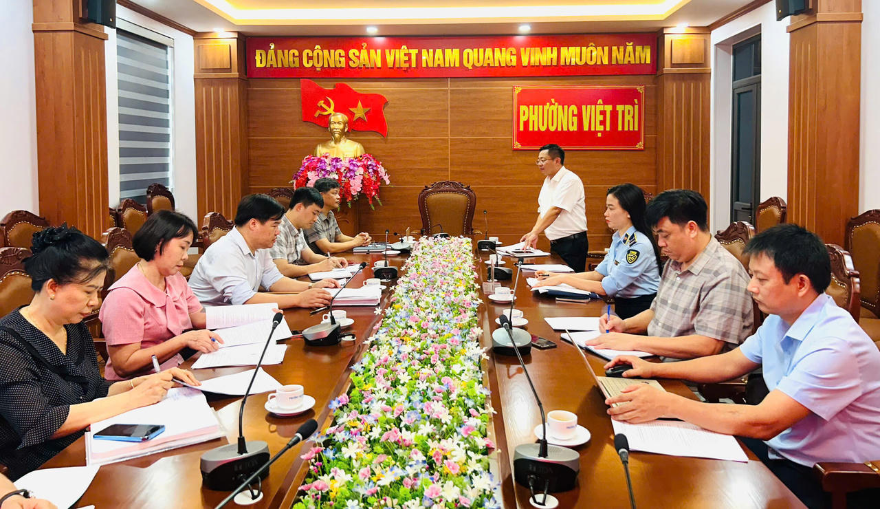 Đoàn kiểm tra liên ngành tháng hành động vì an toàn thực phẩm tỉnh Phú Thọ làm việc với Ban Chỉ đạo liên ngành ATTP phường Việt Trì. Ảnh: Đơn vị cung cấp