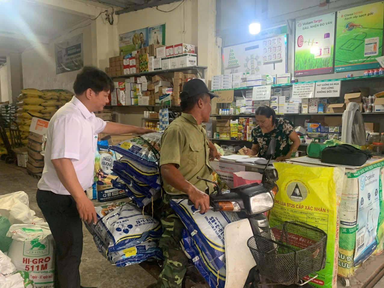 Không khí mua sắm sôi động và lượng đơn hàng lớn cho thấy niềm tin của bà con dành cho thương hiệu phân bón gắn bó với nông nghiệp Việt Nam suốt nhiều thập kỷ. Ảnh: Supe Lâm Thao