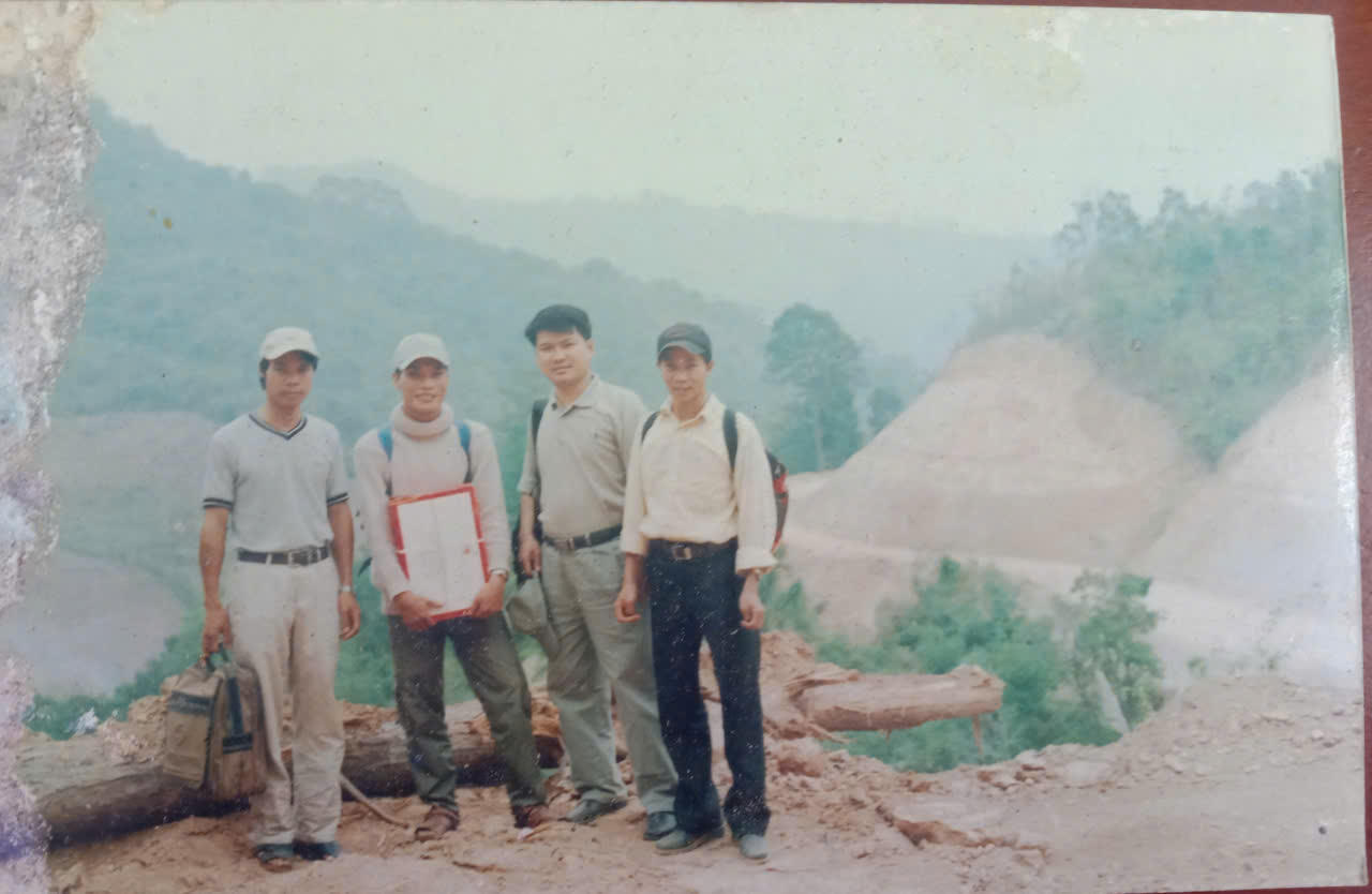 Đoàn công tác trên núi Ngọc Linh.