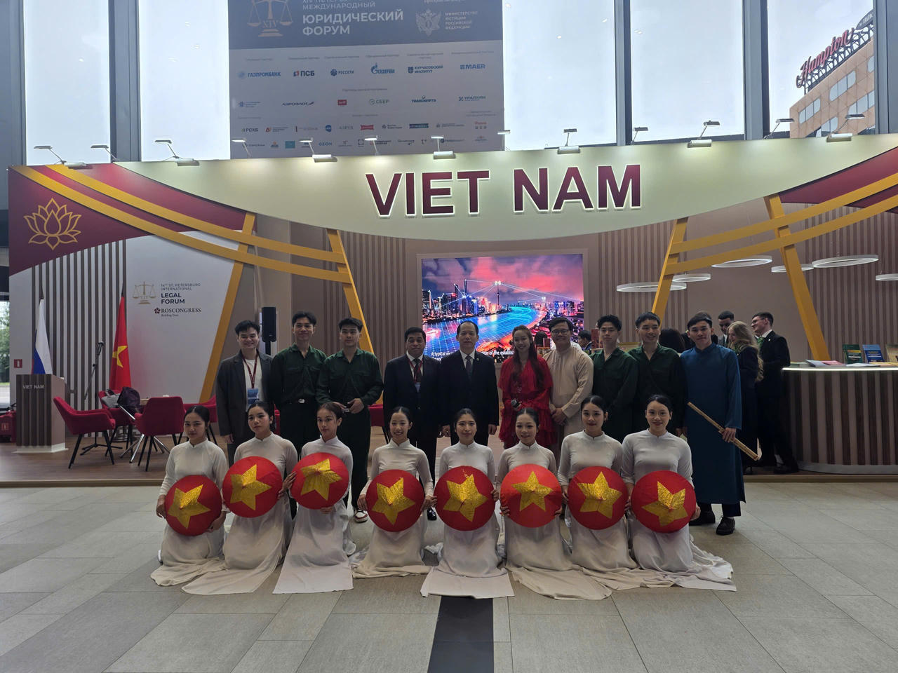 Chuẩn bị Khai mạc Gian trưng bày Việt Nam tại Diễn đàn pháp lý quốc tế Saint Petersburg lần thứ XIV
