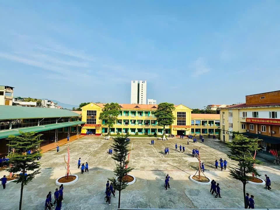 Quang cảnh sân trường Tân Trào. (Ảnh: PV)