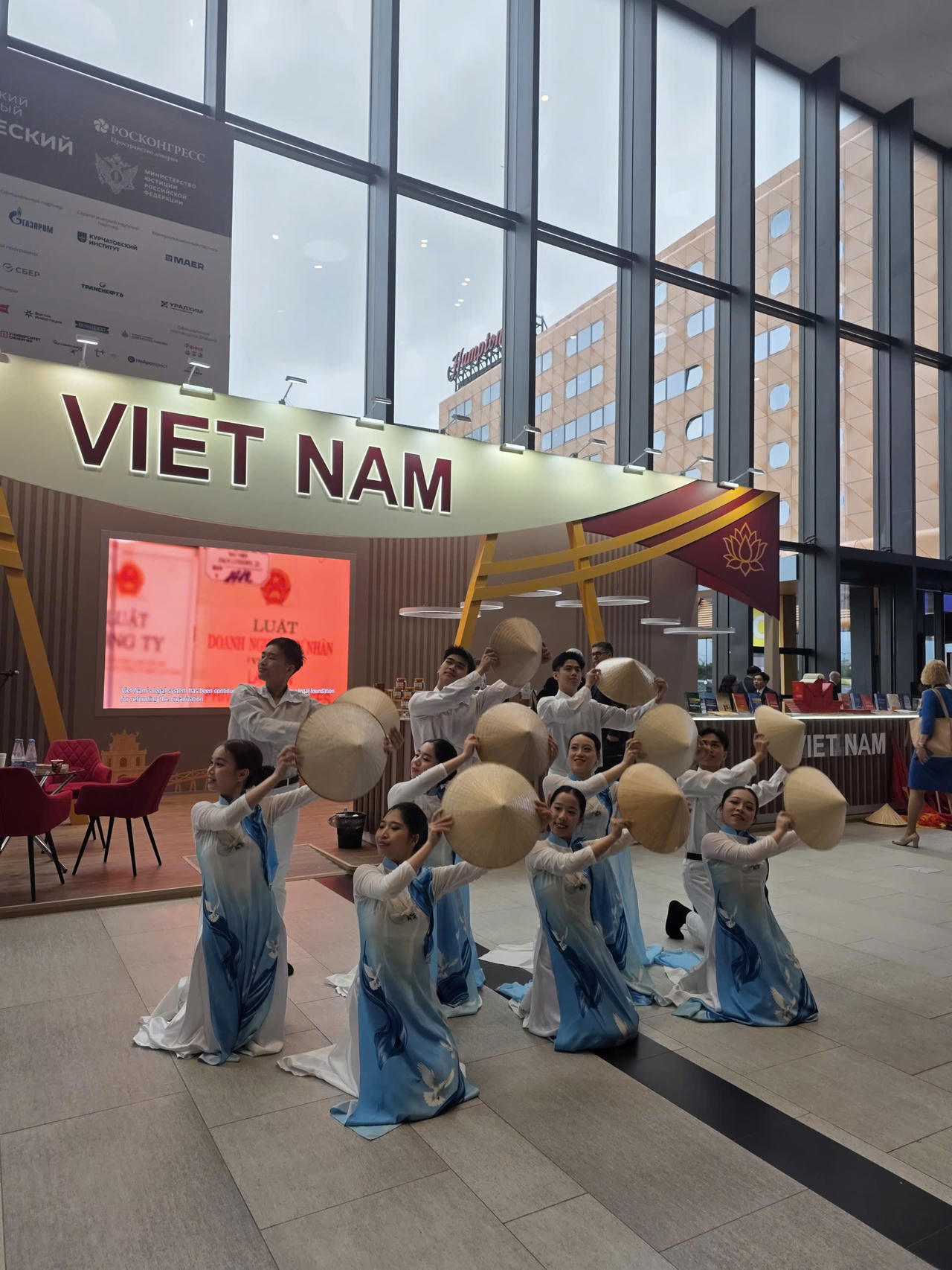 Chuẩn bị Khai mạc Gian trưng bày Việt Nam tại Diễn đàn pháp lý quốc tế Saint Petersburg lần thứ XIV