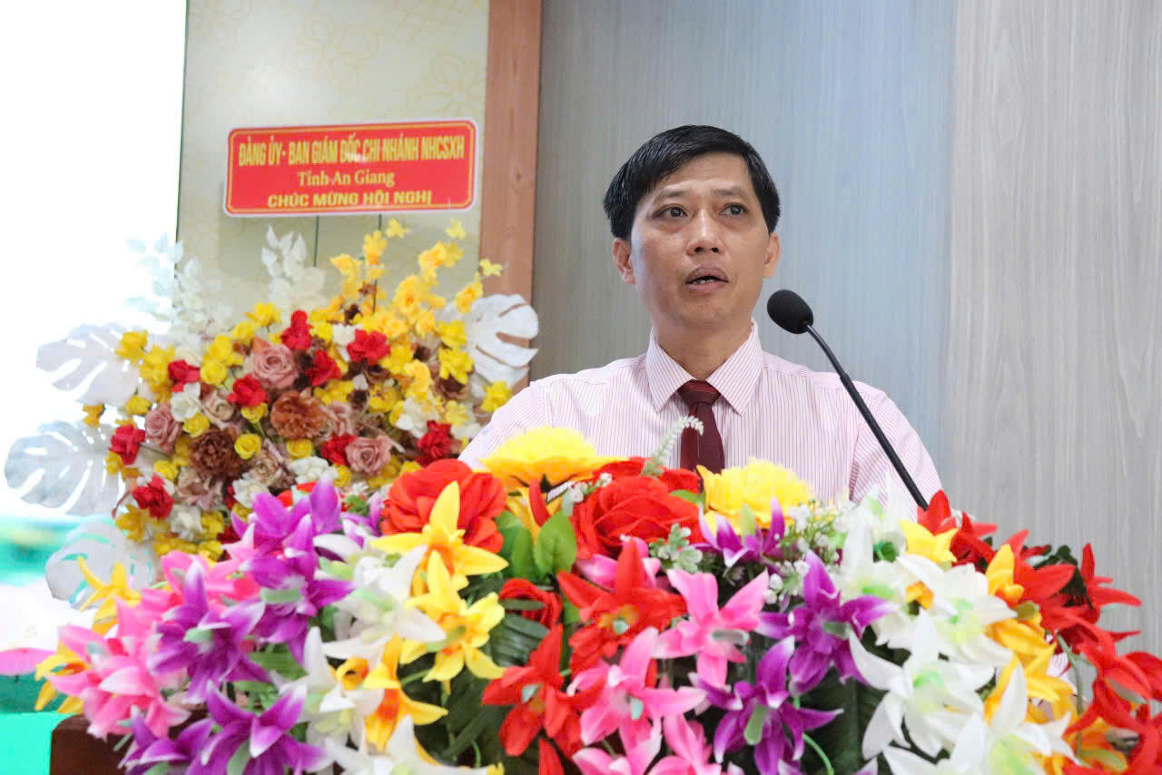 Bí thư Đảng ủy, Giám đốc NHCSXH tỉnh An Giang, ông Đoàn Công Thiệt chủ trì cuộc họp Đảng bộ đơn vị bàn thực hiện nhiệm vụ giai đoạn mới.