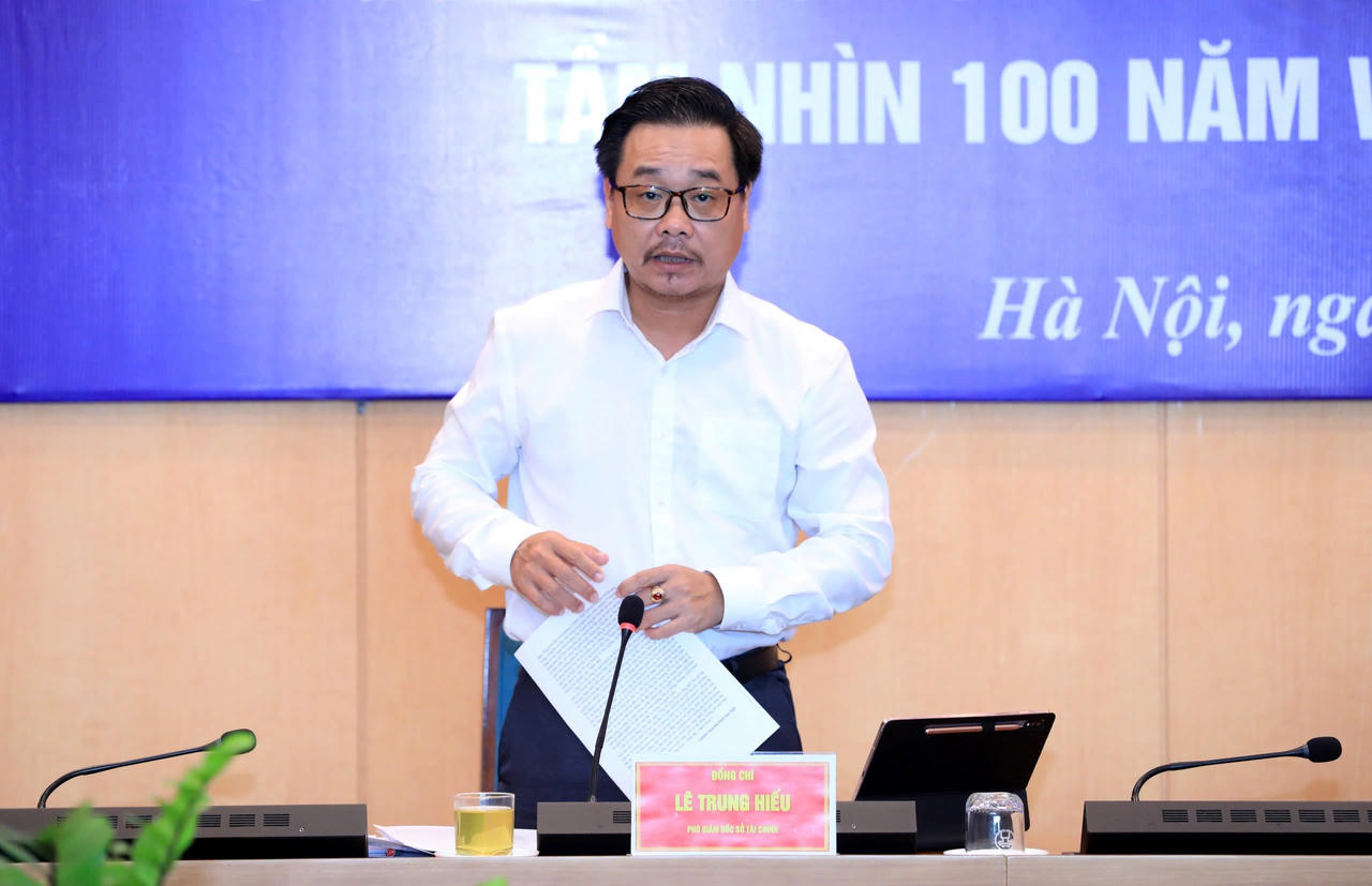 Phó Giám đốc Sở Tài chính Hà Nội Lê Trung Hiếu thông tin tại họp báo.