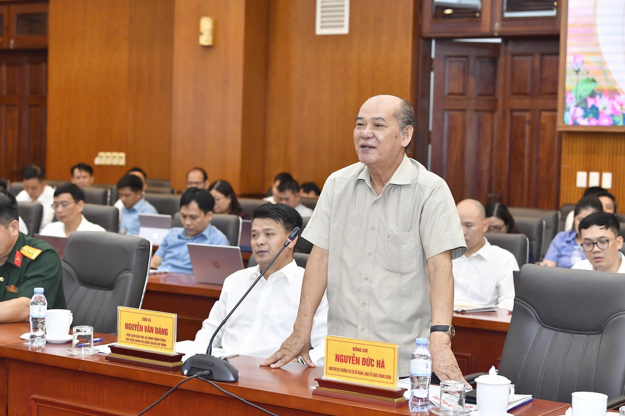 Ông Nguyễn Đức Hà, nguyên Vụ trưởng Vụ cơ sở Đảng, Ban Tổ chức Trung ương trình bày tham luận. (Ảnh: PV)