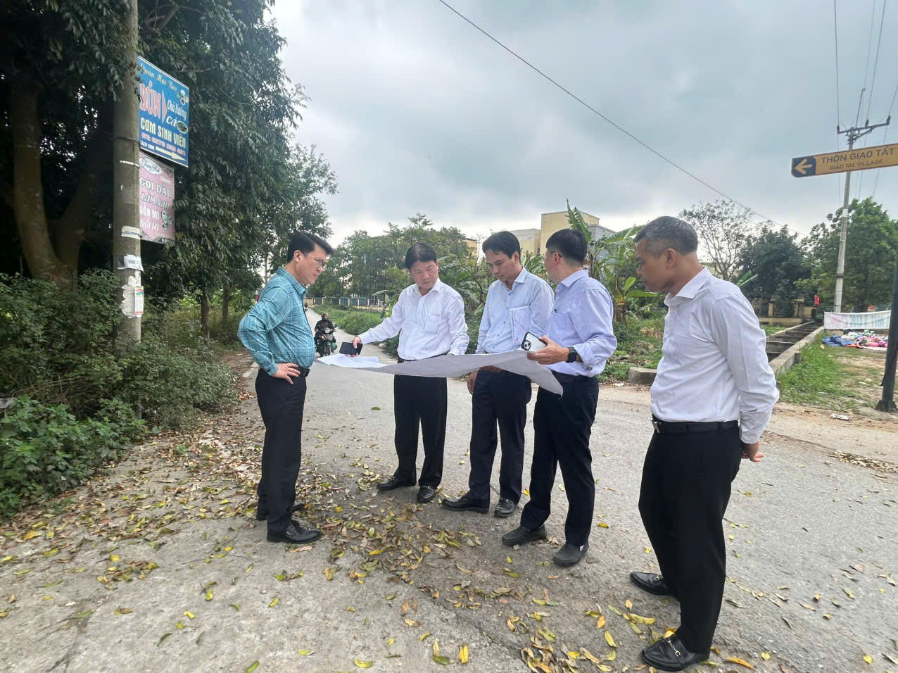 Lãnh đạo xã kiểm tra hiện trường các dự án trọng điểm trung ương, thành phố trên địa bàn xã