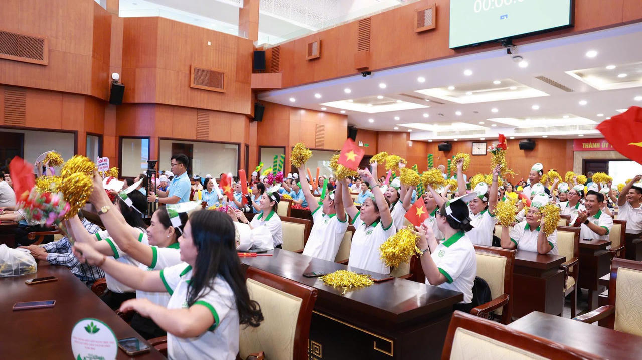 Các cổ động viên cổ vũ nhiệt tình cho các đội thi. 