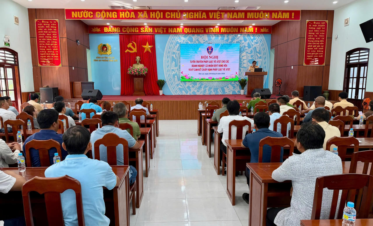 Công an Gia Lai tuyên truyền quy định về trật tự, an toàn giao thông cho doanh nghiệp