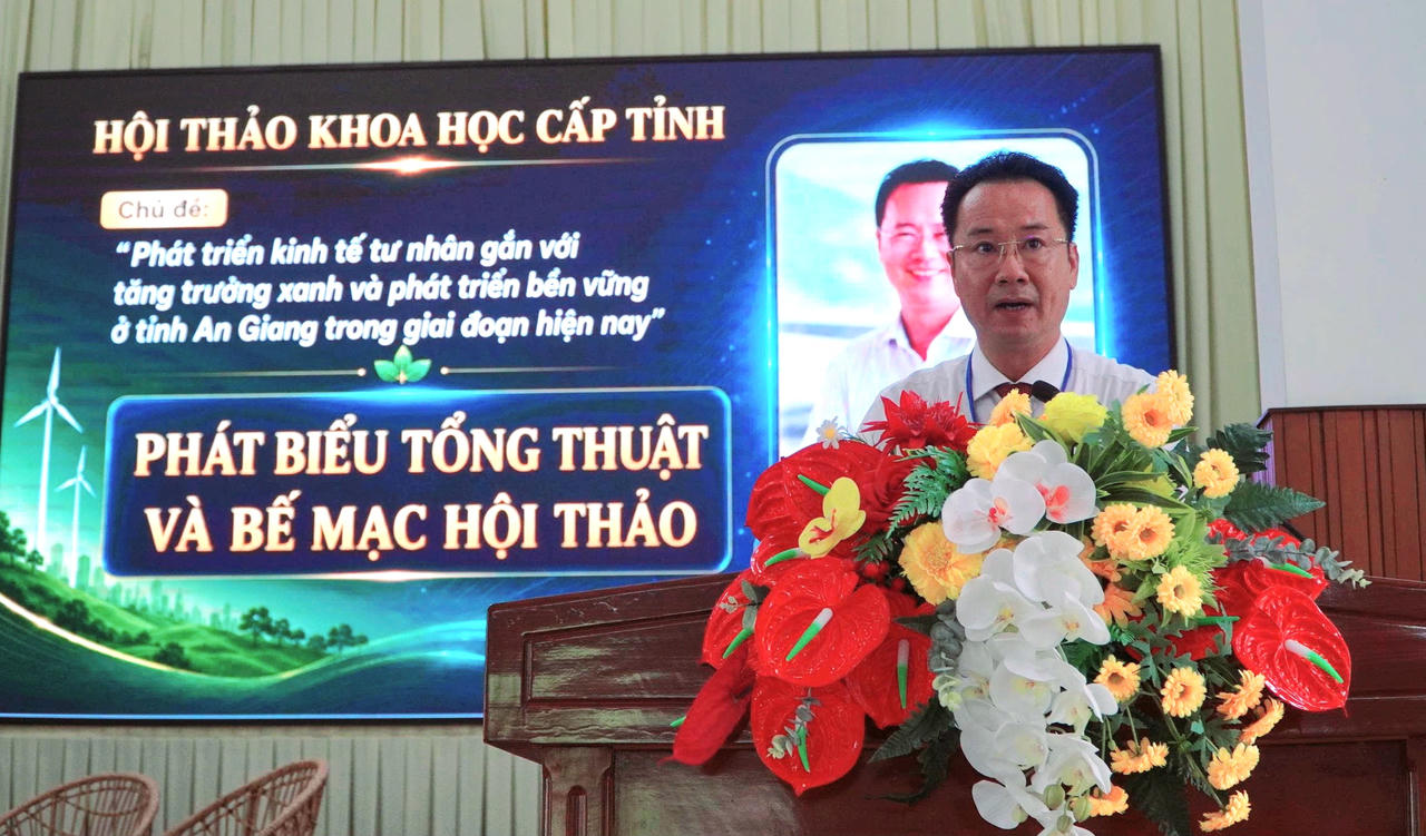 TS. Chu Văn Hưởng, Phó Hiệu trưởng Trường Chính trị Tôn Đức Thắng phát biểu bế mạc hội thảo