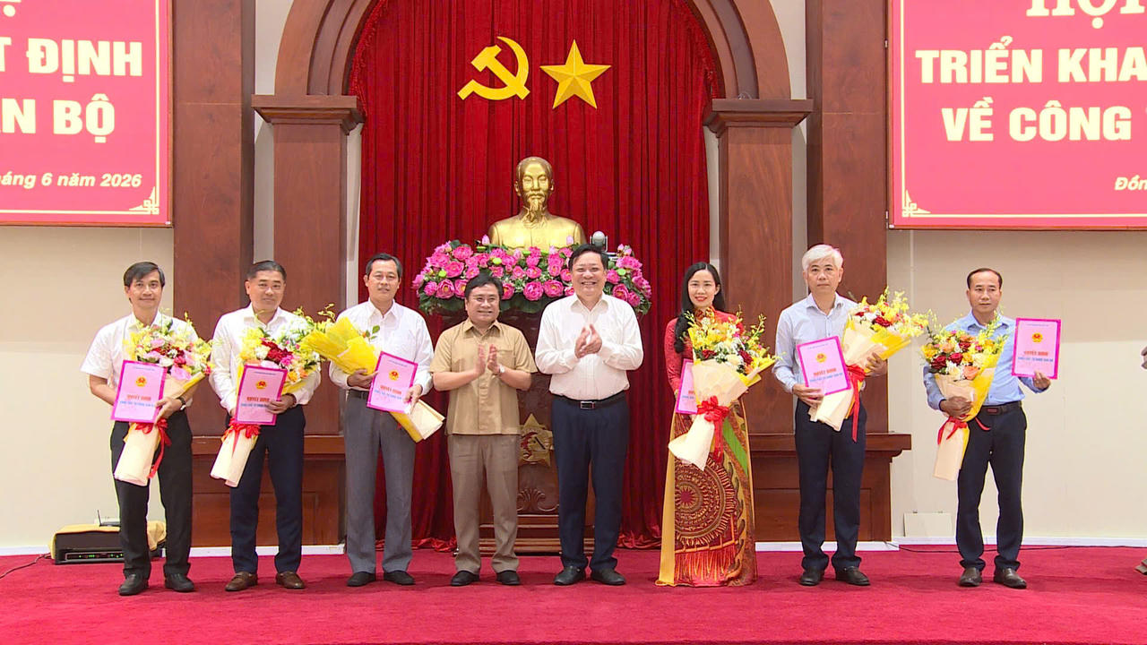 Trao quyết định bổ nhiệm và tặng hoa chúc mừng các lãnh đạo Ban Quản lý dự án đầu tư công trình dân dụng và công nghiệp tỉnh Đồng Tháp.