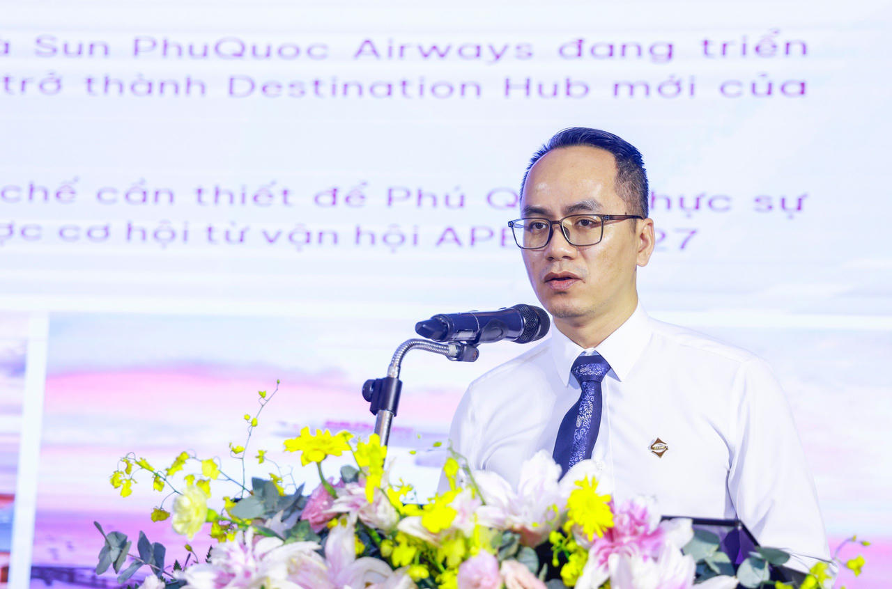 Ông Lã Vĩnh Nam - Phó Giám đốc Kinh doanh Sun PhuQuoc Airways (Tập đoàn Sun Group) tham luận tại hội thảo. Ảnh Quang Vinh.