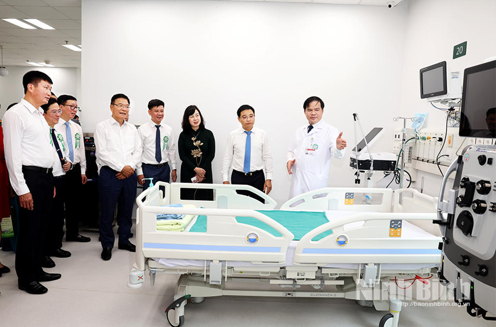 Phó Thủ tướng Chính phủ cùng các đại biểu tham quan cơ sở vật chất bệnh viện.Ảnh: Phan Hiếu- Minh Quang