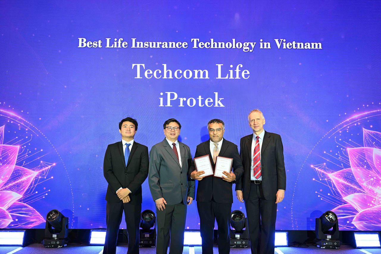 Đại diện Techcom Life nhận giải Công nghệ Bảo hiểm Nhân thọ xuất sắc nhất Việt Nam tại Lễ trao giải The Asian Banker Vietnam Awards 2026. Ảnh Techcom Life