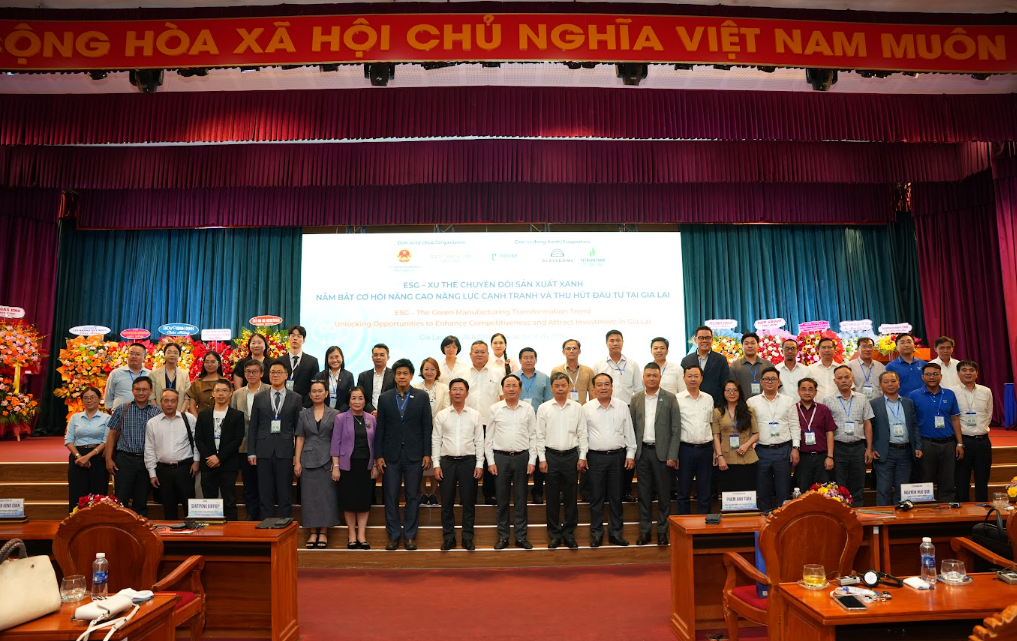 Lãnh đạo tỉnh Gia Lai chụp ảnh lưu niệm cùng với các đại biểu tham dự hội thảo.