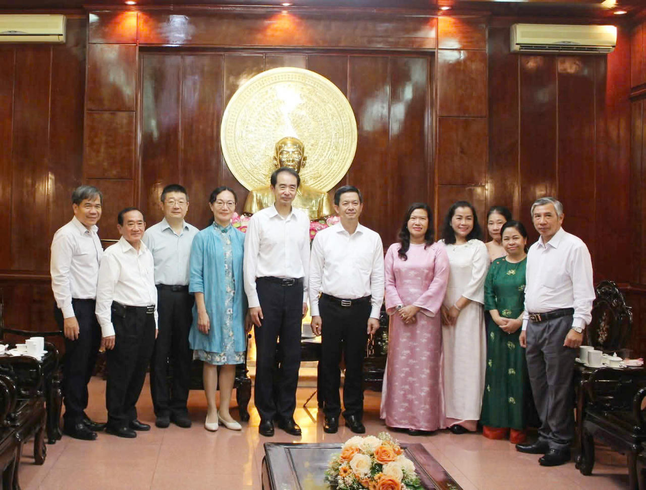 Các đại biểu chụp ảnh lưu niệm tại buổi tiếp.&nbsp;