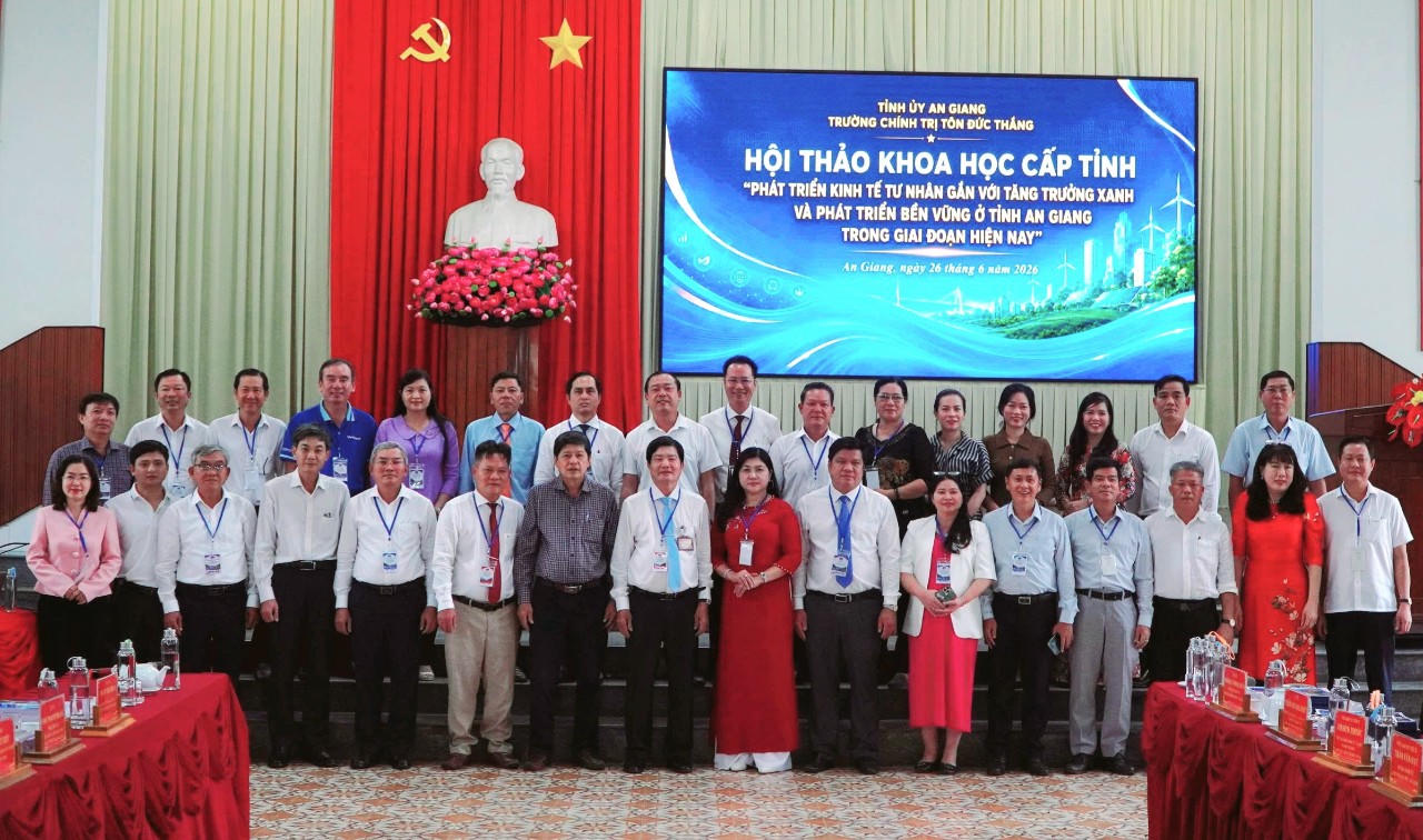 Các đại biểu chụp ảnh lưu niệm