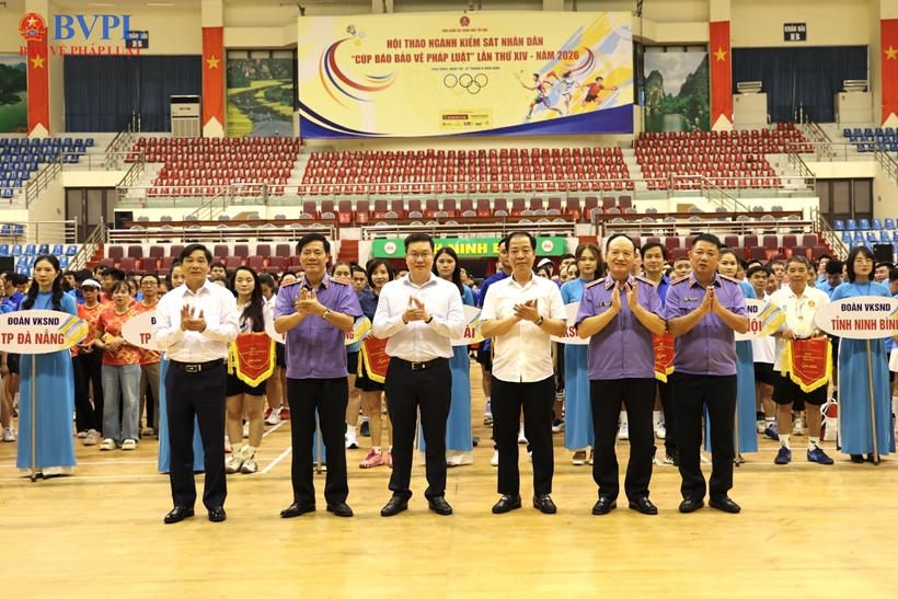 Các đồng chí lãnh đạo VKSND tối cao và lãnh đạo tỉnh Ninh Bình và đại diện Ban Tổ chức Hội thao trao Cờ lưu niệm và Kỷ niệm chương tặng các đoàn vận động viên tham dự Hội thao.
