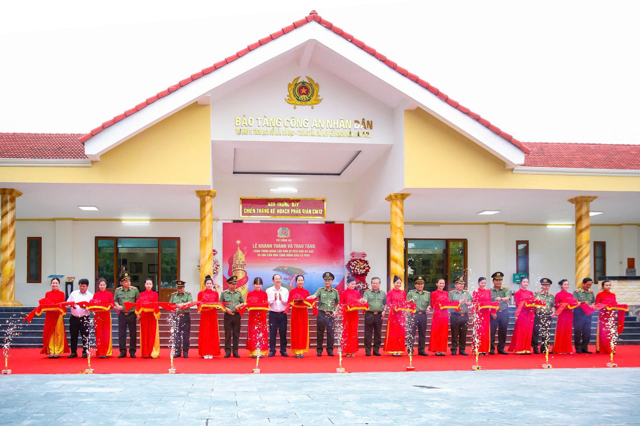 Các đại biểu thực hiện nghi thức khánh thành Công trình nâng cấp Khu di tích Hòn Đá Bạc.