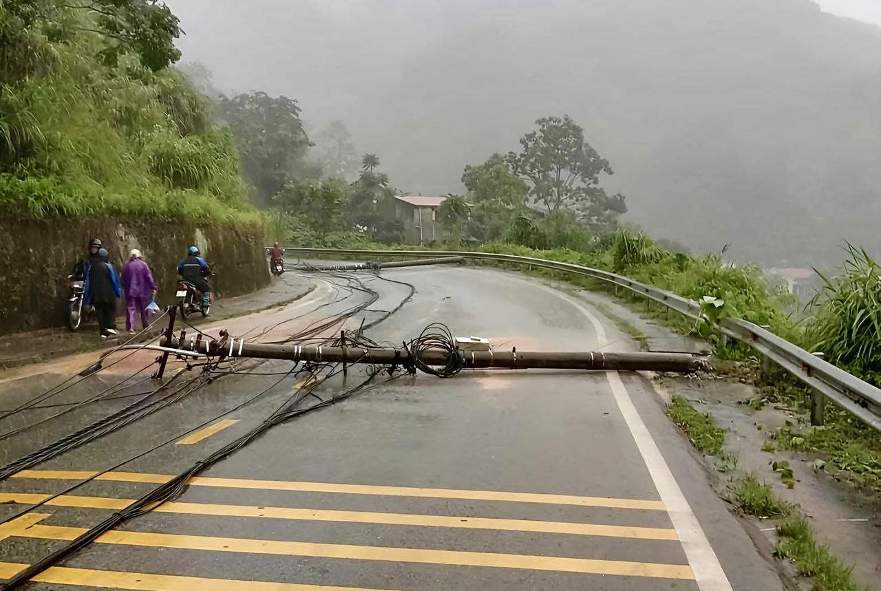 Nhiều tuyến đường cây cối, cột điện đổ gây khó khăn cho việc di chuyển của người và các phương tiện. (Ảnh: PV)