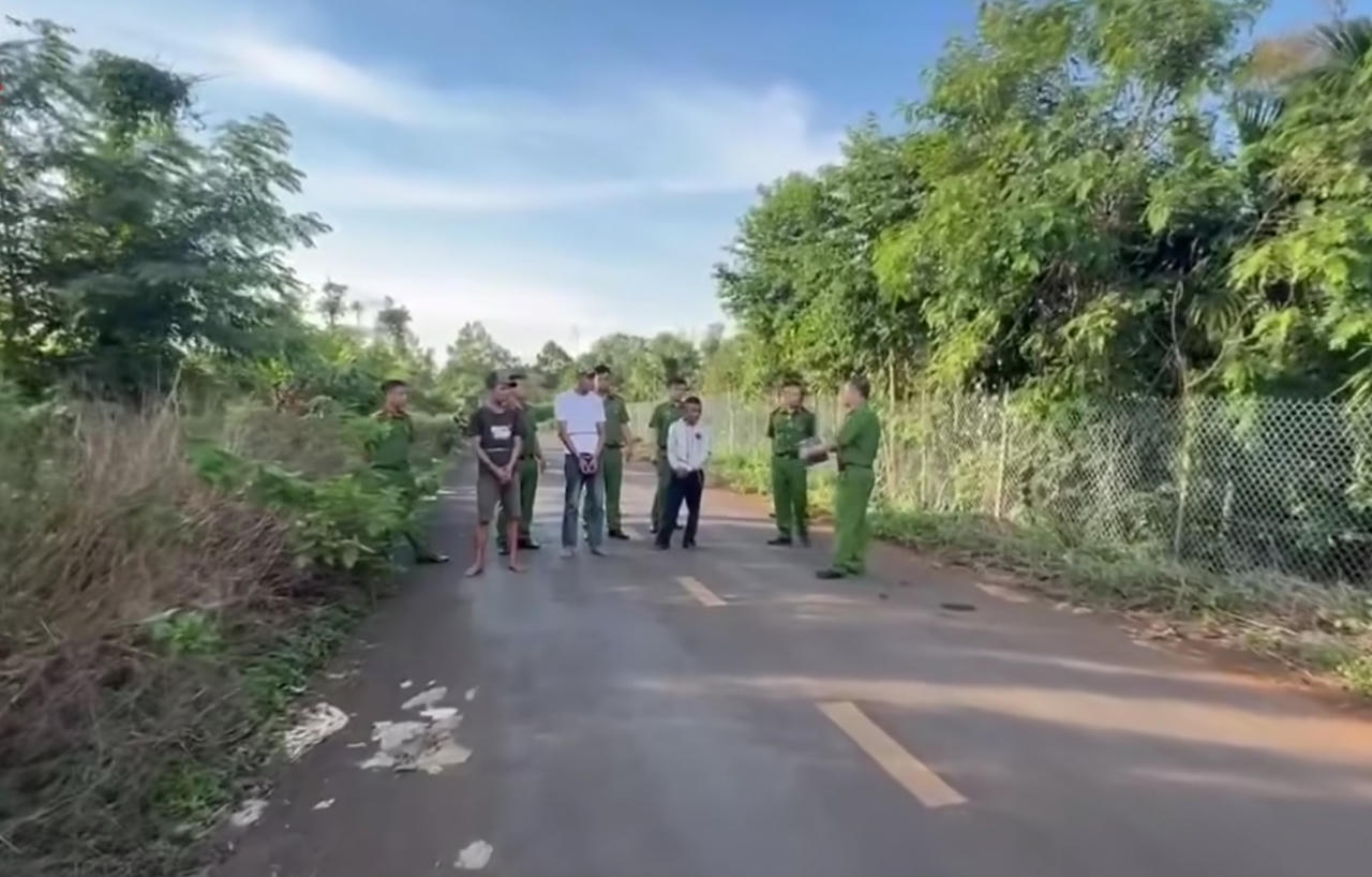 Bắt khẩn cấp 3 đối tượng dùng dao cướp điện thoại của học sinh