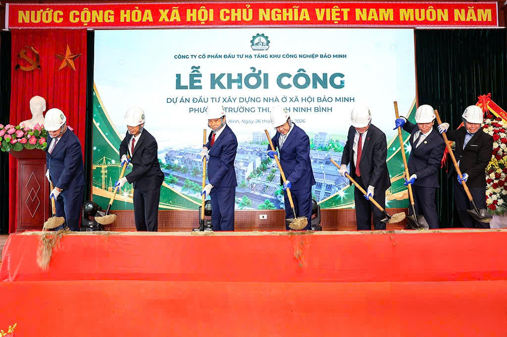Ông Nguyễn Thanh Bình, Phó Bí thư Tỉnh ủy, Chủ tịch UBND tỉnh Ninh Bình và các đại biểu thực hiện nghi thức động thổ dự án nhà ở cho thuê Bảo Minh phường Trường Thi, Ninh Bình (Ảnh: Viết Dư)