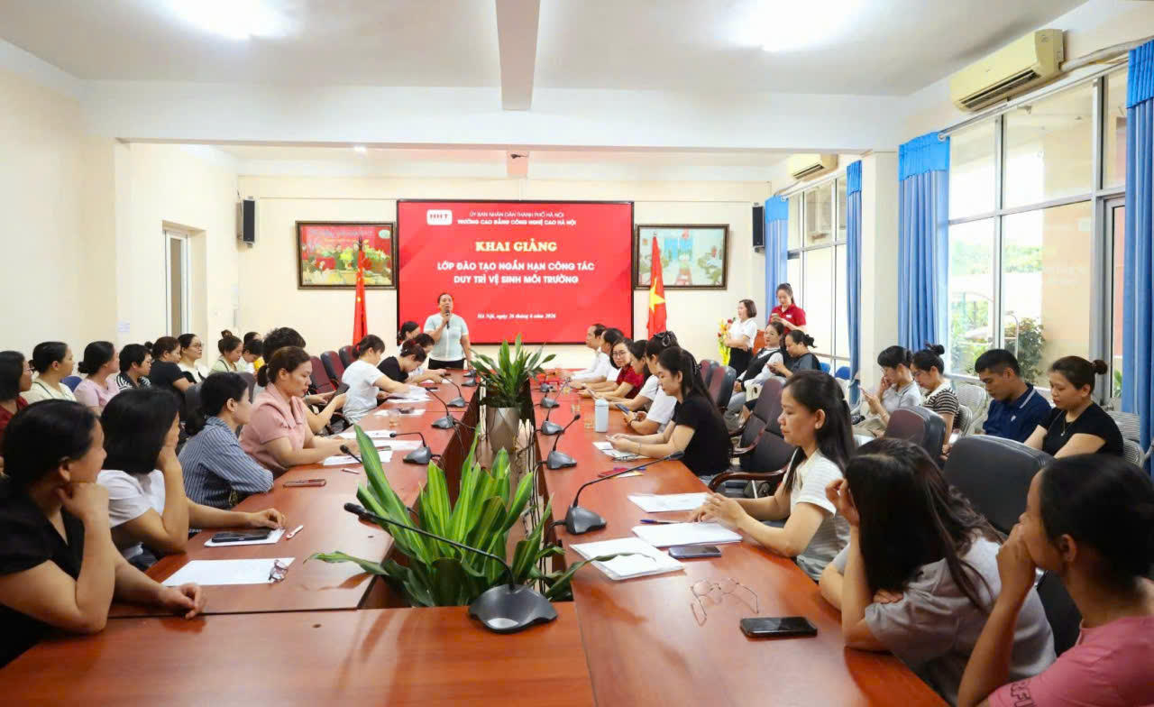 Lễ khai giảng gồm có các đại biểu, các đơn vị phối hợp đào tạo, giảng viên và học viên