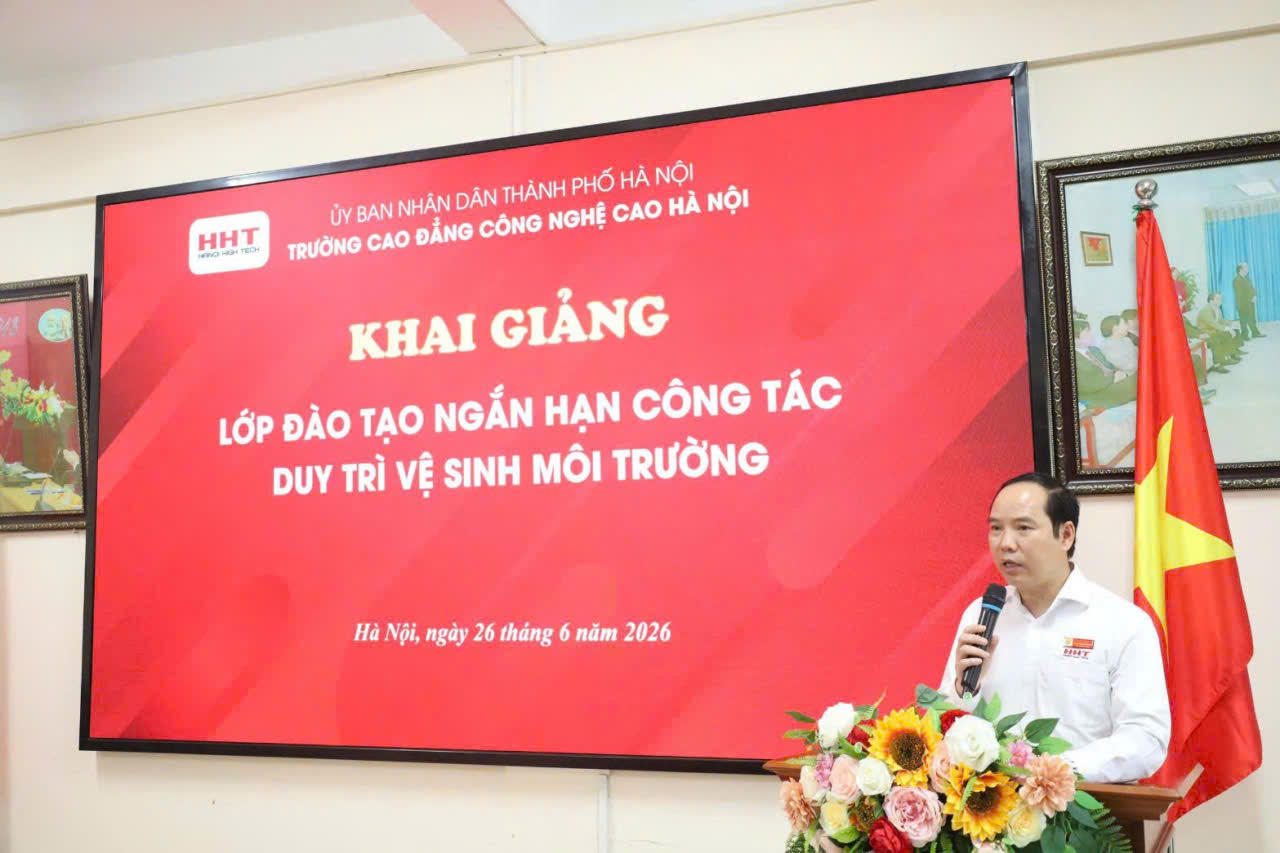 TS. Lê Danh Quang – Phó Hiệu trưởng Nhà trường phát biểu tại lễ khai giảng.